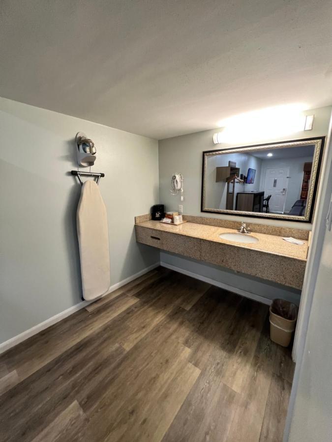 Continental Inn&suites Motel