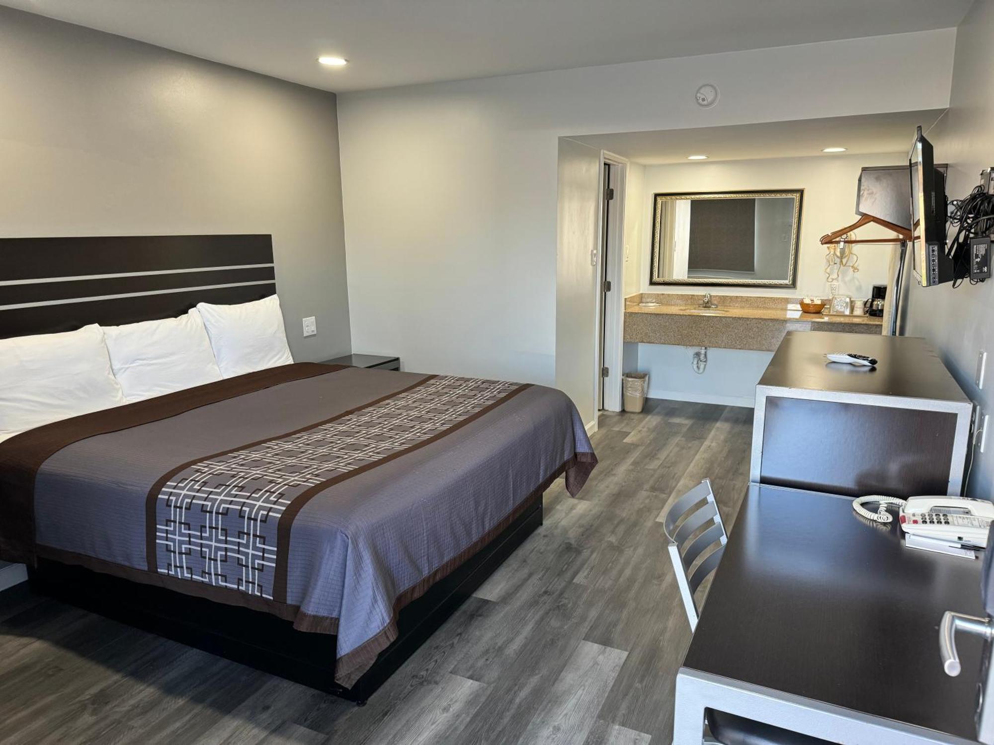 Continental Inn&suites Motel